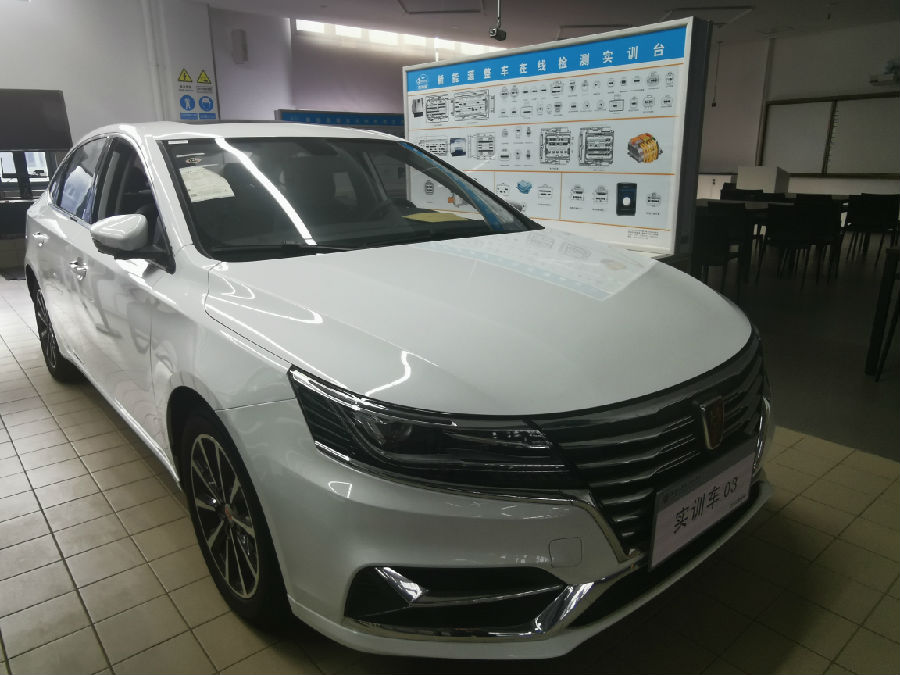 荣威EI6混合动力汽车.jpg