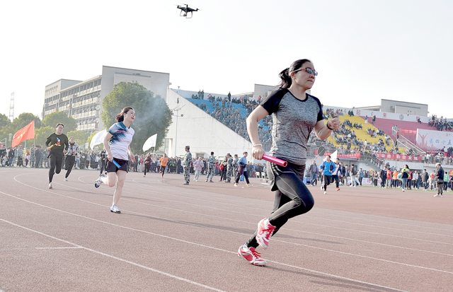 顾建新_奋力向前.jpg