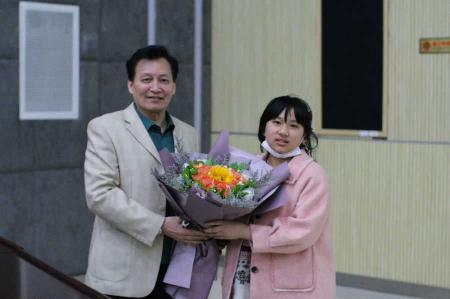 学生献花1.jpg