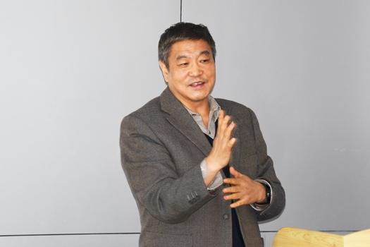 无锡城市职业技术学院张志祥现场交流_副本.jpg